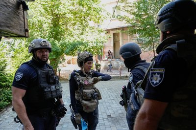 Поліцейські на місці ракетного удару по Шевченківському району Харкова, 6 серпня 2024 року Поліцейські на місці ракетного удару по Шевченківському району Харкова, 6 серпня 2024 року