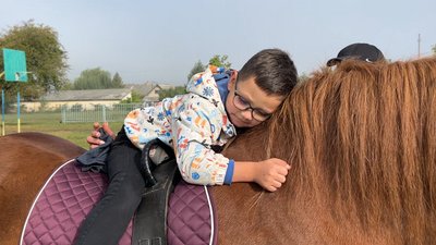 «Мені подобаються коники»: як спілкування з кіньми допомагає дітям у спецшколі на Рівненщині «Мені подобаються коники»: як спілкування з кіньми допомагає дітям у спецшколі на Рівненщині