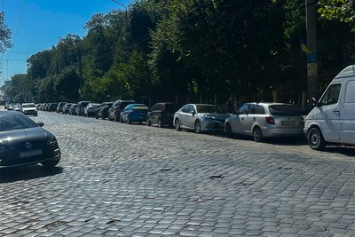 Припарковані авто на вулиці Головній у Чернівцях Припарковані авто на вулиці Головній у Чернівцях