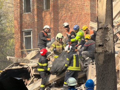 Фоторепортаж з місця влучання по чотириповерхівці в Дніпрі Фоторепортаж з місця влучання по чотириповерхівці в Дніпрі