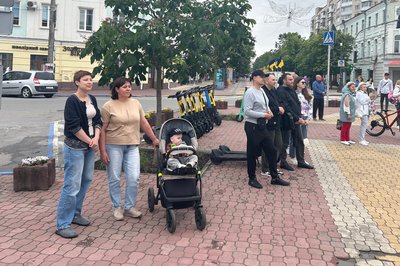 Глядачі під час виступу військового оркестру Глядачі під час виступу військового оркестру