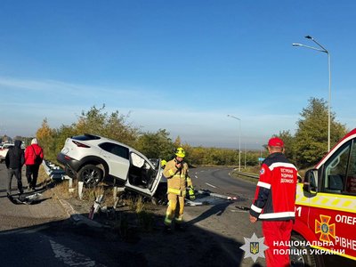 В’їхала у відбійник: внаслідок ДТП на Рівненщині травмувалися дві жительки Києва В’їхала у відбійник: внаслідок ДТП на Рівненщині травмувалися дві жительки Києва