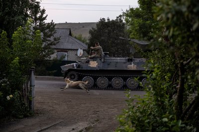 Собака біжить за броньованим автомобілем МТ-ЛБ, яким українські військові їдуть в напрямку Часового Яру, Донеччина, 18 липня 2024 року Собака біжить за броньованим автомобілем МТ-ЛБ, яким українські військові їдуть в напрямку Часового Яру, Донеччина, 18 липня 2024 року