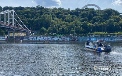 У Києві обірвалася канатна дорога через Дніпро: водолази шукають дівчину У Києві обірвалася канатна дорога через Дніпро: водолази шукають дівчину