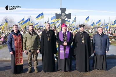 Покладання квітів і спільна молитва: в Одесі провели церемонію пам’яті на Західному кладовищі Покладання квітів і спільна молитва: в Одесі провели церемонію пам’яті на Західному кладовищі