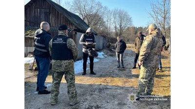 За $5000 через ліс на мотоциклі переправляли військовозобов’язаних до Білорусі: жителям Чернігівщини оголосили підозру За $5000 через ліс на мотоциклі переправляли військовозобов’язаних до Білорусі: жителям Чернігівщини оголосили підозру