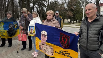 "Чекаємо. Віримо. Боремося": на Вінниччині провели мирну акцію на підтримку полонених і зниклих безвісти "Чекаємо. Віримо. Боремося": на Вінниччині провели мирну акцію на підтримку полонених і зниклих безвісти