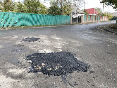 На Полтавщині волонтер самотужки латає ями на дорогах селища На Полтавщині волонтер самотужки латає ями на дорогах селища