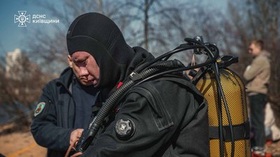 Третю добу рятувальники шукають чоловіка, який намагався переплисти Дніпро Третю добу рятувальники шукають чоловіка, який намагався переплисти Дніпро