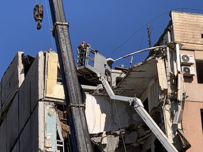 У Кривому Розі розпочали демонтаж під`їзду дев`ятиповерхівки, куди рік тому влучила ракета РФ У Кривому Розі розпочали демонтаж під`їзду дев`ятиповерхівки, куди рік тому влучила ракета РФ