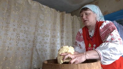 "Рецепт, сорочка, молитва — від бабусі": жителька прикордонного села на Чернігівщині пече паски, дотримуючись традицій "Рецепт, сорочка, молитва — від бабусі": жителька прикордонного села на Чернігівщині пече паски, дотримуючись традицій
