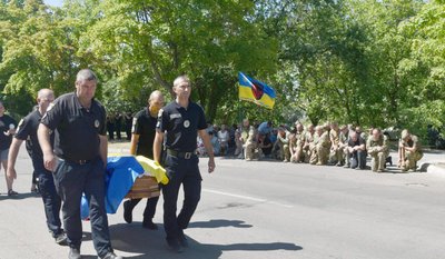 На Миколаївщині провели в останню путь полеглого захисника України На Миколаївщині провели в останню путь полеглого захисника України