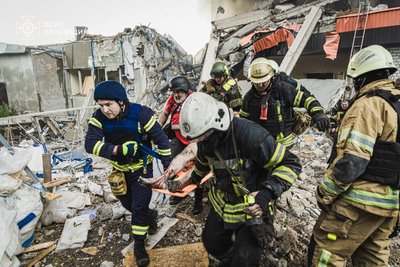 Порятунок людини після масованої атаки РФ Порятунок людини після масованої атаки РФ