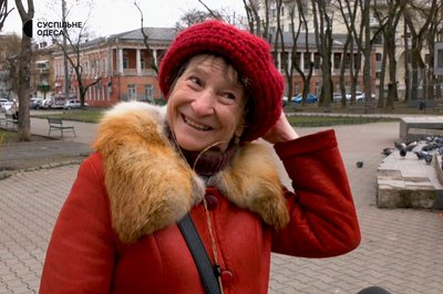 "Шовкова хустка і прикраси": що одягають цього сезону одеситки літнього віку "Шовкова хустка і прикраси": що одягають цього сезону одеситки літнього віку