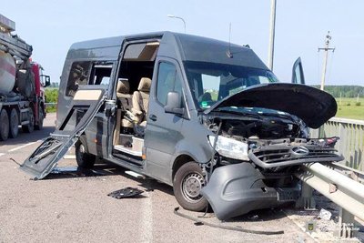 Мікроавтобус протаранив відбійник: травмувалися водій і пасажирка — Поліція Рівненщини Мікроавтобус протаранив відбійник: травмувалися водій і пасажирка — Поліція Рівненщини