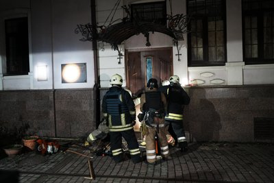 Рятувальники на місці влучання російського безпілотника в Основ'янському районі Харкова Рятувальники на місці влучання російського безпілотника в Основ'янському районі Харкова