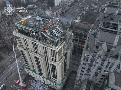 Ракетна атака на Київ: уламки впали в кількох районах, є загиблий та постраждалі Ракетна атака на Київ: уламки впали в кількох районах, є загиблий та постраждалі