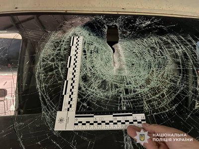 Розбите скло мікроавтобуса Розбите скло мікроавтобуса