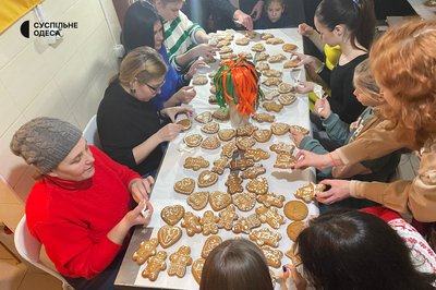 В Одесі переселенці з Херсону приготували святкові пряники для військових В Одесі переселенці з Херсону приготували святкові пряники для військових