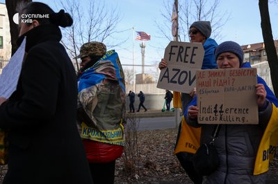 Обмін "всіх на всіх": біля посольства США у Києві мітингували родичі військовополонених Обмін "всіх на всіх": біля посольства США у Києві мітингували родичі військовополонених