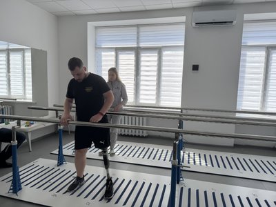 "Підрізаємо вище коліна": як відновлюється після протезування ветеран Владислав Ковтун із Полтави