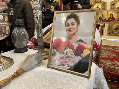 У Полтаві попрощалися із жертвою російського обстрілу Оленою Скляр У Полтаві попрощалися із жертвою російського обстрілу Оленою Скляр