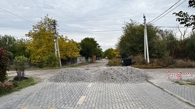 "Не хочуть, щоб люди там їздили". У Кропивницькому незаконно перекрили вулицю "Не хочуть, щоб люди там їздили". У Кропивницькому незаконно перекрили вулицю