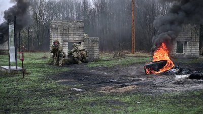 Як курсанти долають психологічну смугу перешкод та відпрацьовують евакуацію пораненого Як курсанти долають психологічну смугу перешкод та відпрацьовують евакуацію пораненого