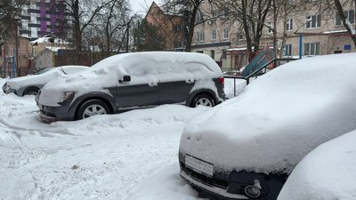 Покриті снігом автомобілі у місті Покриті снігом автомобілі у місті
