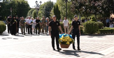 Виконали Гімн та вручили державні нагороди. У Кропивницькому відзначили 28 річницю Конституції України Виконали Гімн та вручили державні нагороди. У Кропивницькому відзначили 28 річницю Конституції України