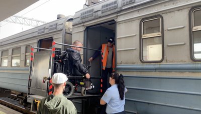 Безбарʼєрний потяг: у Черкасах протестували роботу підіймача для маломобільних груп населення Безбарʼєрний потяг: у Черкасах протестували роботу підіймача для маломобільних груп населення