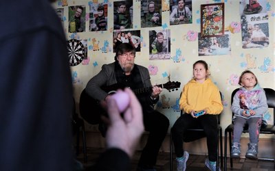 У Харкові для дітей з деокупованих територій зіграв британський композитор Найджел Осборн У Харкові для дітей з деокупованих територій зіграв британський композитор Найджел Осборн