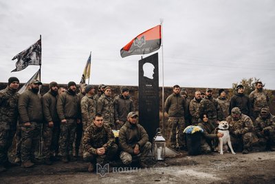"Глибока шана до його подвигу". На Донеччині відкрили стелу на честь Дмитра "Да Вінчі" "Глибока шана до його подвигу". На Донеччині відкрили стелу на честь Дмитра "Да Вінчі"