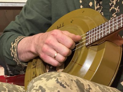 "Це ж гітара!": сапер 128 бригади ТрО "Дике поле" Андрій створив укулеле з радянської міни