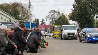 Прощання з військовими на Чернігівщині 24 жовтня 2025 року: поховали двох захисників Прощання з військовими на Чернігівщині 24 жовтня 2025 року: поховали двох захисників