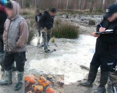 На Житомирщині судитимуть групу нелегальних старателів, які видобували бурштин На Житомирщині судитимуть групу нелегальних старателів, які видобували бурштин