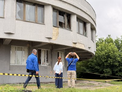Багатоповерхівка та Палац дітей: наслідки російської атаки на Суми Багатоповерхівка та Палац дітей: наслідки російської атаки на Суми