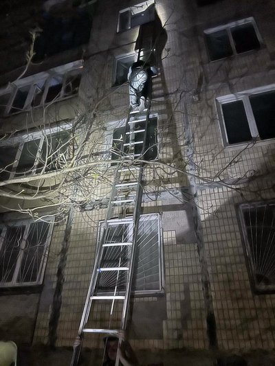 У Миколаєві рятувальники евакуювали 40 людей під час пожежі в дев’ятиповерхівці У Миколаєві рятувальники евакуювали 40 людей під час пожежі в дев’ятиповерхівці