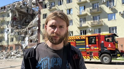 "Одразу впізнав матір": в Одесі чоловік намагався врятувати брата з-під завалів після атаки РФ, мати загинула "Одразу впізнав матір": в Одесі чоловік намагався врятувати брата з-під завалів після атаки РФ, мати загинула