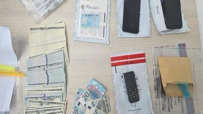 готівка, телефони, підроблені документи, гроші готівка, телефони, підроблені документи, гроші