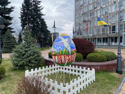 У Вінниці встановили велетенські писанки