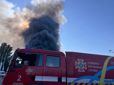 У Дніпрі триває масштабна пожежа. Дим видно з багатьох районів міста У Дніпрі триває масштабна пожежа. Дим видно з багатьох районів міста