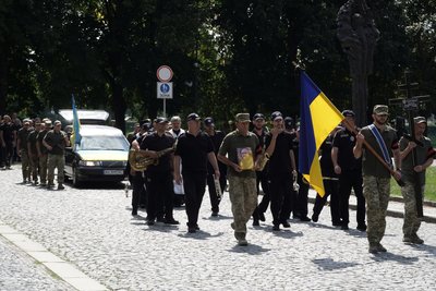 В Ужгороді попрощалися з полеглим військовослужбовцем Сергієм Постельняком В Ужгороді попрощалися з полеглим військовослужбовцем Сергієм Постельняком