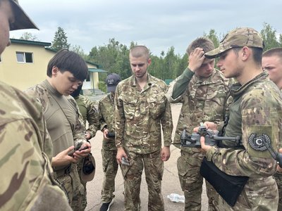 У Житомирі інструктори ЗСУ навчали молодь керувати дронами У Житомирі інструктори ЗСУ навчали молодь керувати дронами