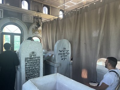 Могила Баал Шем Това знаходиться в Меджибожі, куди приїздять хасиди Могила Баал Шем Това знаходиться в Меджибожі, куди приїздять хасиди