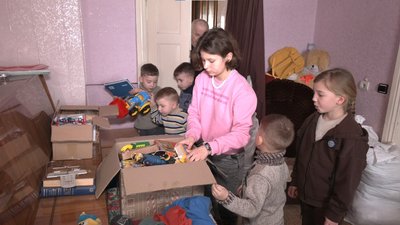 До фронту менш як 28 км: із селища Слов’янка на Дніпропетровщині евакуювався дитбудинок сімейного типу До фронту менш як 28 км: із селища Слов’янка на Дніпропетровщині евакуювався дитбудинок сімейного типу