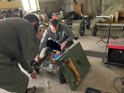 Два куми з Івано-Франківщини створили наземний дрон для заміновування позицій військових РФ Два куми з Івано-Франківщини створили наземний дрон для заміновування позицій військових РФ