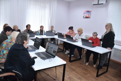 Жінки літнього віку під час навчання Жінки літнього віку під час навчання