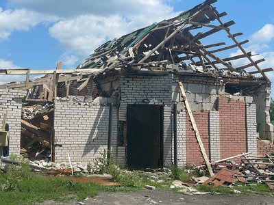 Пошкоджені будівлі та OSB-листи замість вікон: як живе село Самотоївка на Сумщині після обстрілів Пошкоджені будівлі та OSB-листи замість вікон: як живе село Самотоївка на Сумщині після обстрілів