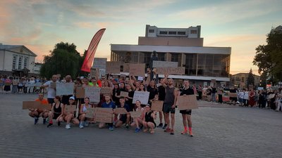 Втретє у Луцьку люди зібралися на акцію проти закону, який нівелює незалежність НАБУ і САП Втретє у Луцьку люди зібралися на акцію проти закону, який нівелює незалежність НАБУ і САП
